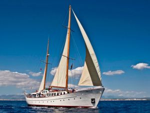 SOUTHERN CROSS - Day charter for up to 65 guests - Barcelona