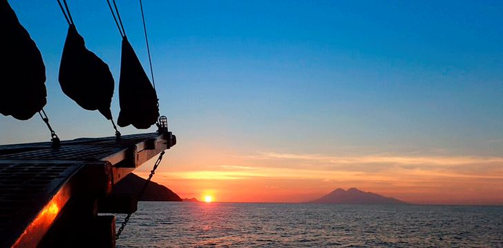 Mantamae indonesia,luxury yacht charter,Raja Ampat boat rental